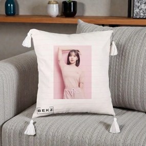 Perna Personalizata K-pop BLACKPINK Lisa Roz, 40x40 cm, Bej cu Franjuri, Husa Detasabila, Perna Inclusa, BEKZ®