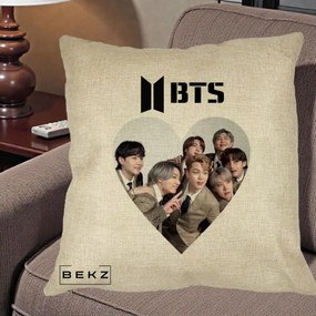 Perna Personalizata K-pop BTS Grup Fotografie in Inima, 40x40 cm, Crem, Husa Detasabila, Perna Inclusa, BEKZ®