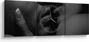 Tablou - Sărutul, fotografie alb-negru (cu ceas) (90x30 cm)