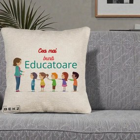 Cadou pentru Educatoare - Perna Personalizata Cea mai Buna Educatoare cu Ilustratie Copii si Educatoare, 40x40 cm, Bej Canapea, Husa Detasabila, Perna Inclusa, BEKZ®
