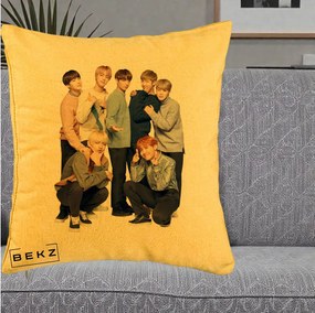 Perna Personalizata K-pop BTS Foto Grup In Picioare Tricoturi, 40x40 cm, Galben, Husa Detasabila, Perna Inclusa, BEKZ®