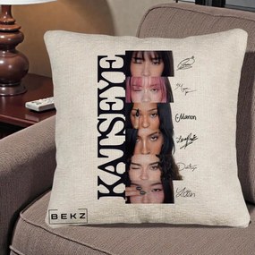 Perna Personalizata K-pop KATSEYE Semnaturi Membre Foto, 40x40 cm, Bej Canapea, Husa Detasabila, Perna Inclusa, BEKZ®