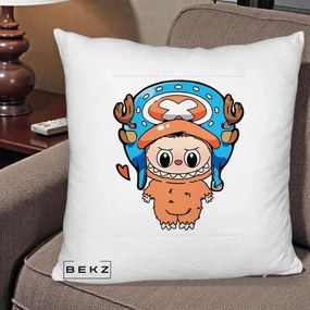 Perna Personalizata Labubu x Tony Tony Chopper, 40x40 cm, Alb Pufos, Husa Detasabila, Perna Inclusa, BEKZ®