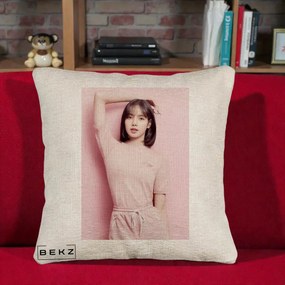 Perna Personalizata K-pop BLACKPINK Lisa Roz, 40x40 cm, Bej Canapea, Husa Detasabila, Perna Inclusa, BEKZ®