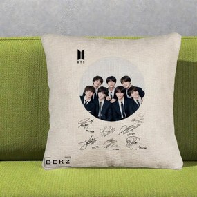 Perna Personalizata K-pop BTS Fotografie Grup Costum Negru si Autografe Cerc, 40x40 cm, Bej Canapea, Husa Detasabila, Perna Inclusa, BEKZ®