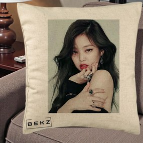 Perna Personalizata K-pop BLACKPINK Jennie Editorial Negru cu Inele, 40x40 cm, Bej, Husa Detasabila, Perna Inclusa, BEKZ®