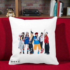 Perna Personalizata Grup K-pop Fete in Picioare Foto, 40x40 cm, Alba Mata, Husa Detasabila, Perna Inclusa, BEKZ®