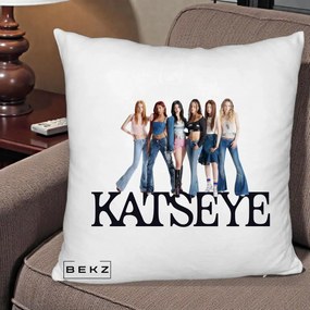 Perna Personalizata K-pop KATSEYE Foto Grup Blugi, 40x40 cm, Alb Pufos, Husa Detasabila, Perna Inclusa, BEKZ®