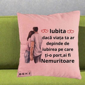 Cadou pentru Iubita - Perna Personalizata Iubita Nemuritoare cu Cuplu Acuarela Roz si Inimi, 40x40 cm, Roz, Husa Detasabila, Perna Inclusa, BEKZ®