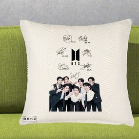 Perna Personalizata K-pop BTS Autografe Toti Membrii cu Fotografie, 40x40 cm, Crem Reliefat, Husa Detasabila, Perna Inclusa, BEKZ®