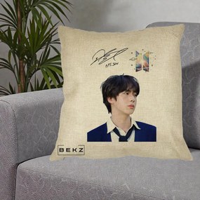 Perna Personalizata K-pop BTS Jin Portret Tinuta Albastra Autograf, 40x40 cm, Crem, Husa Detasabila, Perna Inclusa, BEKZ®