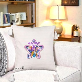 Perna Personalizata K-pop HUNTRX Trio Stea cu Pisica, 40x40 cm, Bej cu Franjuri, Husa Detasabila, Perna Inclusa, BEKZ®