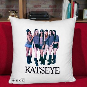 Perna Personalizata K-pop KATSEYE Grup Foto Tinute Gri, 40x40 cm, Alb Pufos, Husa Detasabila, Perna Inclusa, BEKZ®