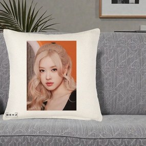 Perna Personalizata K-pop BLACKPINK cu Funda Rosie, 40x40 cm, Crem Reliefat, Husa Detasabila, Perna Inclusa, BEKZ®