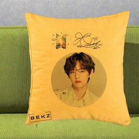 Perna Personalizata K-pop BTS V Taehyung Portret Cerc Autograf, 40x40 cm, Galben, Husa Detasabila, Perna Inclusa, BEKZ®