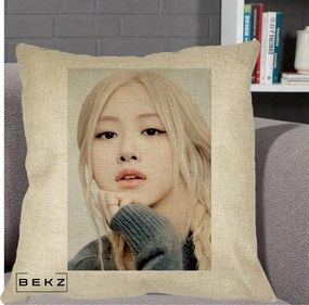 Perna Personalizata K-pop BLACKPINK Rose cu Jucarie de Plus, 40x40 cm, Crem, Husa Detasabila, Perna Inclusa, BEKZ®