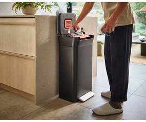 Coș de gunoi negru cu pedală din oțel 30 l Titan – Joseph Joseph