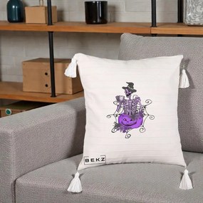 Perna Decorativa Schelet Vrajitor cu Dovleac Violet Halloween, 40x40 cm, Bej cu Franjuri, Husa Detasabila, Perna Inclusa, BEKZ®