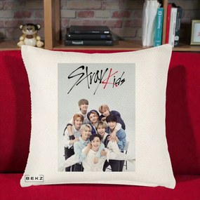 Perna Personalizata K-pop Stray Kids cu Foto Grup Alb-Albastru, 40x40 cm, Crem Reliefat, Husa Detasabila, Perna Inclusa, BEKZ®