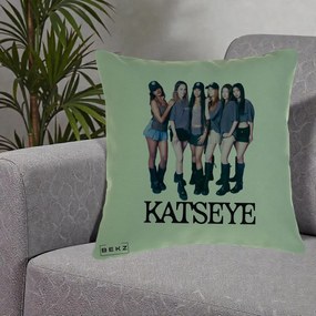 Perna Personalizata K-pop KATSEYE Grup Foto Tinute Gri, 40x40 cm, Verde, Husa Detasabila, Perna Inclusa, BEKZ®