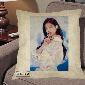 Perna Personalizata K-pop BLACKPINK Jennie Concert Alb cu Microfon, 40x40 cm, Crem, Husa Detasabila, Perna Inclusa, BEKZ®