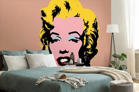 Tapet pop art Marilyn Monroe pe fundalul maro
