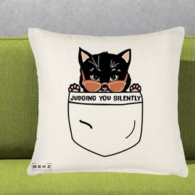 Perna Decorativa Judging You Silently Pisica Buzunar, 40x40 cm, Crem Reliefat, Husa Detasabila, Perna Inclusa, BEKZ®