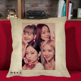 Perna Personalizata K-pop BLACKPINK Foto Grup Selfie Roz cu Glitter, 40x40 cm, Crem, Husa Detasabila, Perna Inclusa, BEKZ®
