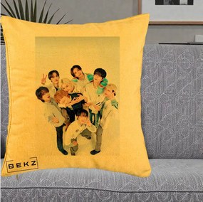 Perna Personalizata K-pop Stray Kids Foto Grup Bleu, 40x40 cm, Galben, Husa Detasabila, Perna Inclusa, BEKZ®
