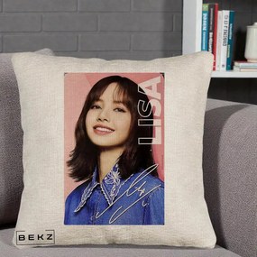 Perna Personalizata K-pop BLACKPINK Lisa cu Semnatura, 40x40 cm, Bej Canapea, Husa Detasabila, Perna Inclusa, BEKZ®