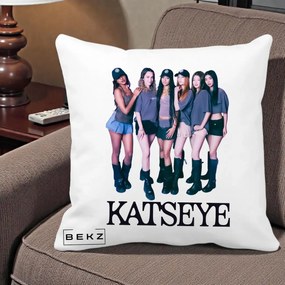 Perna Personalizata K-pop KATSEYE Grup Foto Tinute Gri, 40x40 cm, Alba Mata, Husa Detasabila, Perna Inclusa, BEKZ®