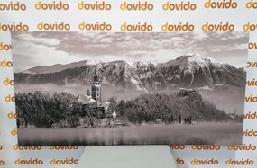 Tablou biserică lângă lac în Bled Slovenia alb-negru