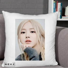 Perna Personalizata K-pop BLACKPINK Rose cu Jucarie de Plus, 40x40 cm, Alb Pufos, Husa Detasabila, Perna Inclusa, BEKZ®