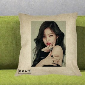 Perna Personalizata K-pop BLACKPINK Jennie Editorial Negru cu Inele, 40x40 cm, Crem, Husa Detasabila, Perna Inclusa, BEKZ®