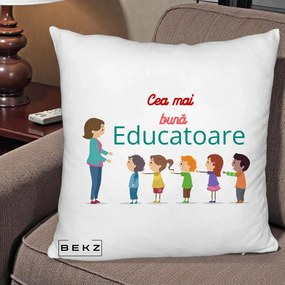 Cadou pentru Educatoare - Perna Personalizata Cea mai Buna Educatoare cu Ilustratie Copii si Educatoare, 40x40 cm, Alb Pufos, Husa Detasabila, Perna Inclusa, BEKZ®