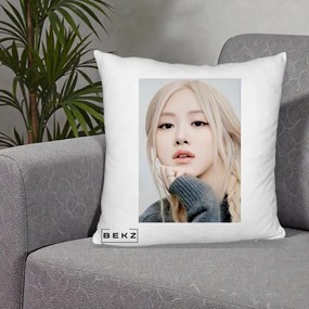 Perna Personalizata K-pop BLACKPINK Rose cu Jucarie de Plus, 40x40 cm, Alb Pufos, Husa Detasabila, Perna Inclusa, BEKZ®