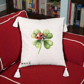 Perna Decorativa Buburuza Norocoasa pe Trifoi cu Patru Foi, 40x40 cm, Bej cu Franjuri, Husa Detasabila, Perna Inclusa, BEKZ®