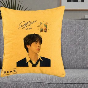 Perna Personalizata K-pop BTS Jin Portret Tinuta Albastra Autograf, 40x40 cm, Galben, Husa Detasabila, Perna Inclusa, BEKZ®