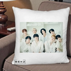 Perna Personalizata K-pop Stray Kids Foto Grup Alb All-White cu 8 Membrii, 40x40 cm, Alb Pufos, Husa Detasabila, Perna Inclusa, BEKZ®
