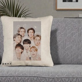 Perna Personalizata K-pop BTS Foto Grup Cute cu Animatii si 7 Membrii, 40x40 cm, Bej Canapea, Husa Detasabila, Perna Inclusa, BEKZ®