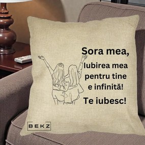 Cadou pentru Sora - Perna Personalizata Sora Mea Te Iubesc Line Art Doua Fete cu Brate Ridicate, 40x40 cm, Crem, Husa Detasabila, Perna Inclusa, BEKZ®