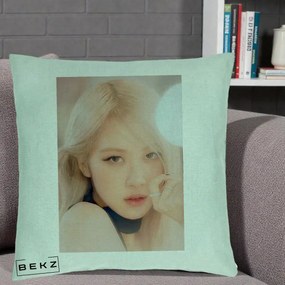 Perna Personalizata K-pop BLACKPINK Rose Blond cu Inel Roz Pastel, 40x40 cm, Verde Menta, Husa Detasabila, Perna Inclusa, BEKZ®
