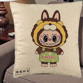 Perna Personalizata Labubu Leu Galben cu Salopeta, 40x40 cm, Bej, Husa Detasabila, Perna Inclusa, BEKZ®