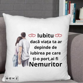 Cadou pentru Iubita - Perna Personalizata Iubitu Nemuritor cu Cuplu Acuarela si Inimi Rosii, 40x40 cm, Alb Pufos, Husa Detasabila, Perna Inclusa, BEKZ®