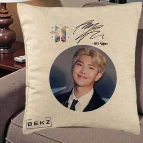 Perna Personalizata K-pop BTS RM Namjoon Portret Cerc cu Autograf, 40x40 cm, Bej, Husa Detasabila, Perna Inclusa, BEKZ®