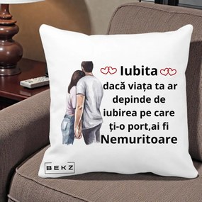 Cadou pentru Iubita - Perna Personalizata Iubita Nemuritoare cu Cuplu Acuarela Roz si Inimi, 40x40 cm, Alba Mata, Husa Detasabila, Perna Inclusa, BEKZ®