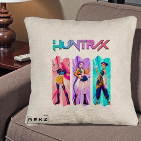 Perna Personalizata K-pop HUNTRX Trio cu Pisica in Benzi, 40x40 cm, Bej Canapea, Husa Detasabila, Perna Inclusa, BEKZ®
