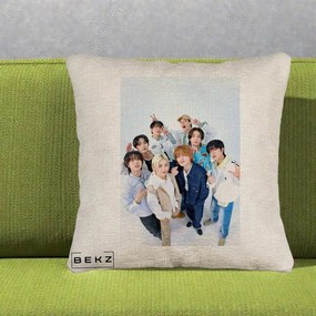 Perna Personalizata K-pop Stray Kids Foto Grup Alb cu 8 Membrii de Sus, 40x40 cm, Bej Canapea, Husa Detasabila, Perna Inclusa, BEKZ®