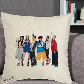 Perna Personalizata Grup K-pop Fete in Picioare Foto, 40x40 cm, Ecru, Husa Detasabila, Perna Inclusa, BEKZ®