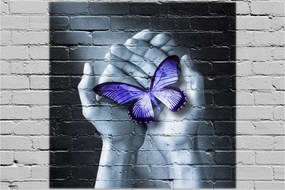 Tablou - Fluture violet pe perete (90x60 cm)